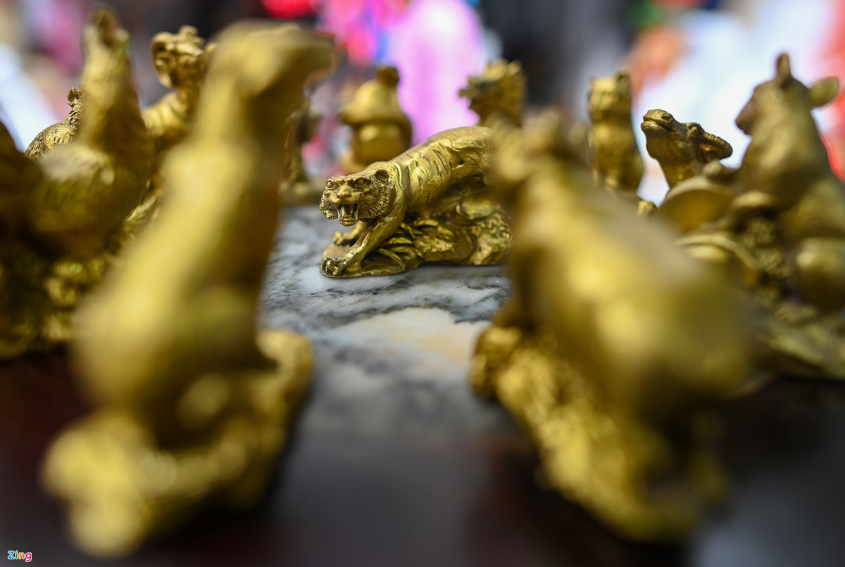 Nét độc đáo của phiên chợ đồ cổ Hàng Lược không quá chú trọng việc mua bán, tiểu thương không cần phải bán hết đồ, người dân có thể đến xem thoải mái.