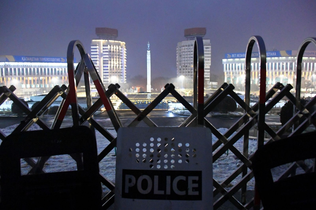 Tại 3 thành phố, các quan chức địa phương bị tấn công, các tòa nhà bị phá hủy với “gậy gộc, đá, xịt hơi cay và bom xăng đã được sử dụng", thông báo của Bộ Nội vụ Kazakhstan cho biết. Trong ảnh là hàng rào của lực lượng cảnh sát được dựng lên gần tòa thị chính ở Almaty.
