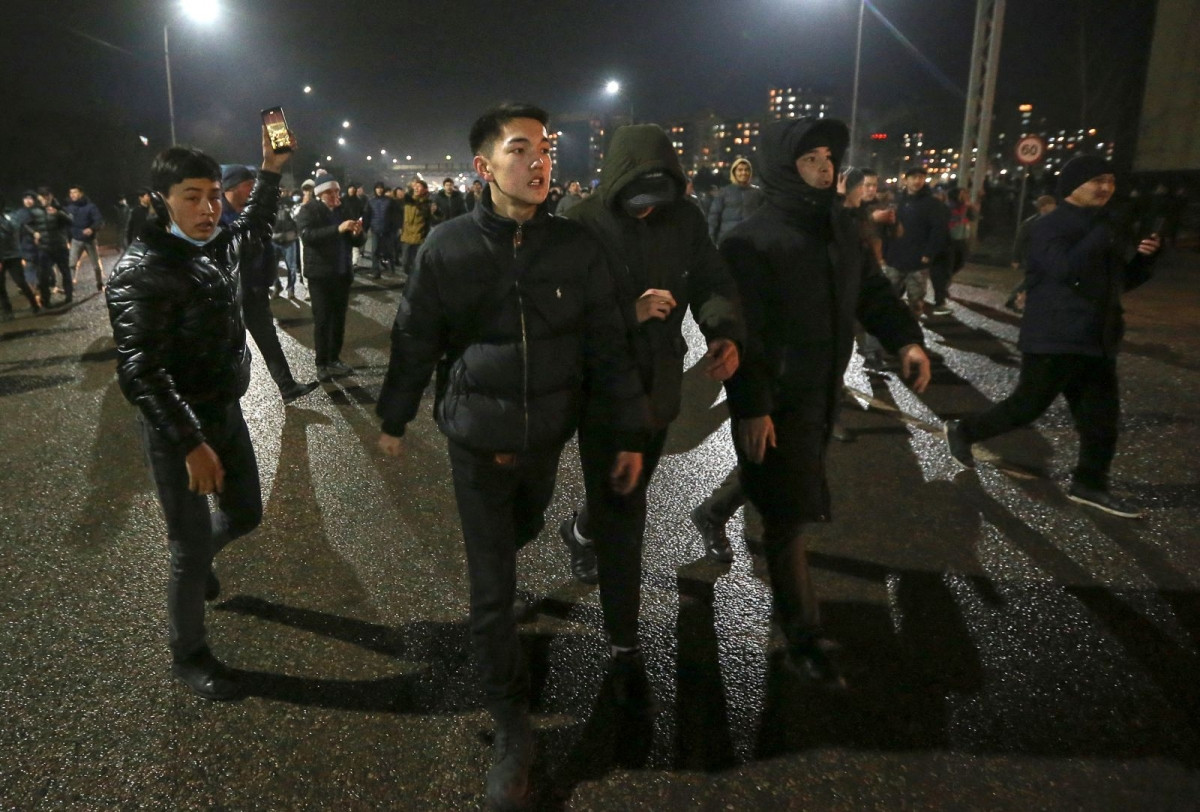 Những người tham gia biểu tình ở Almaty ngày 4/1.