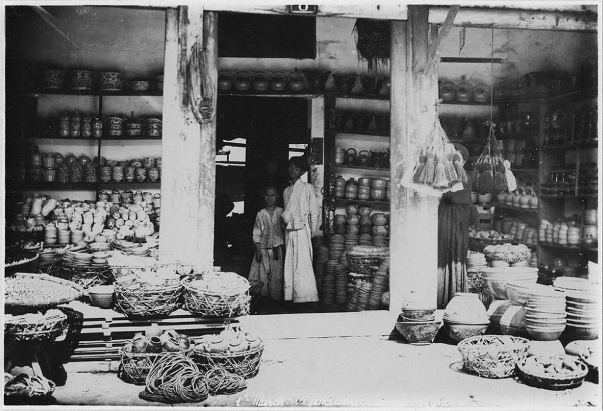 Cửa hàng đồ sứ.