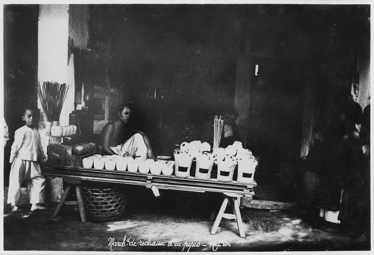 Cửa hàng bán bình thuốc lào và bếp lò.