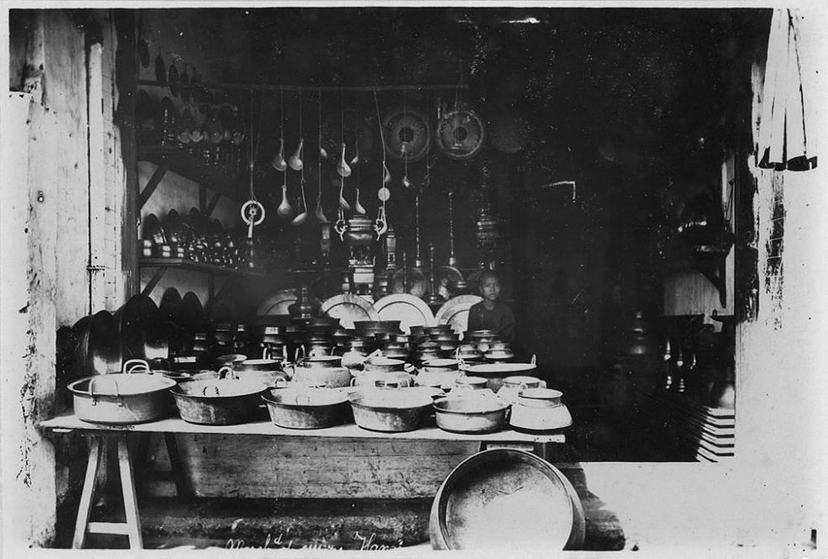 Cửa hàng đồ đồng với đủ loại chậu, thau, nồi, niêu, mâm... đồng ở Hà Nội năm 1950.