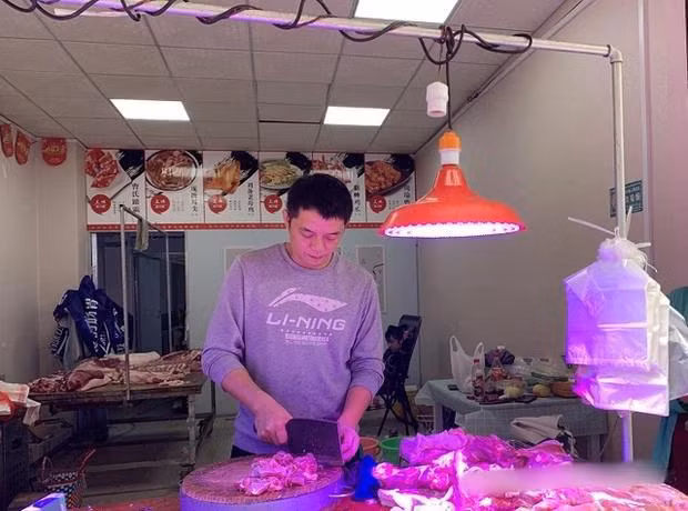 Tranh cai “cu nhan ban thit lon 3 ngay bang luong cong chuc ca thang”