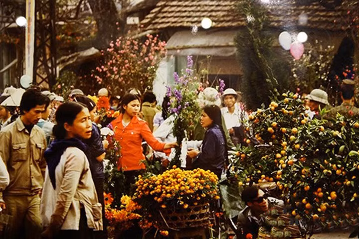 Trong sách “Dư địa chí” Nguyễn Trãi viết về thú chơi hoa đất Thăng Long không nhất thiết phải là loài hoa độc đáo, đắt tiền mà “phú quý lòng hơn phú quý danh”...