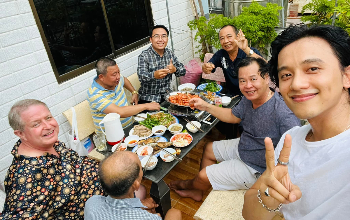 Sao Việt hôm nay 30/1: Mai Tài Phến chú thích ảnh: "Anh Bình Báo cười nhìn hiền hen cả nhà!".