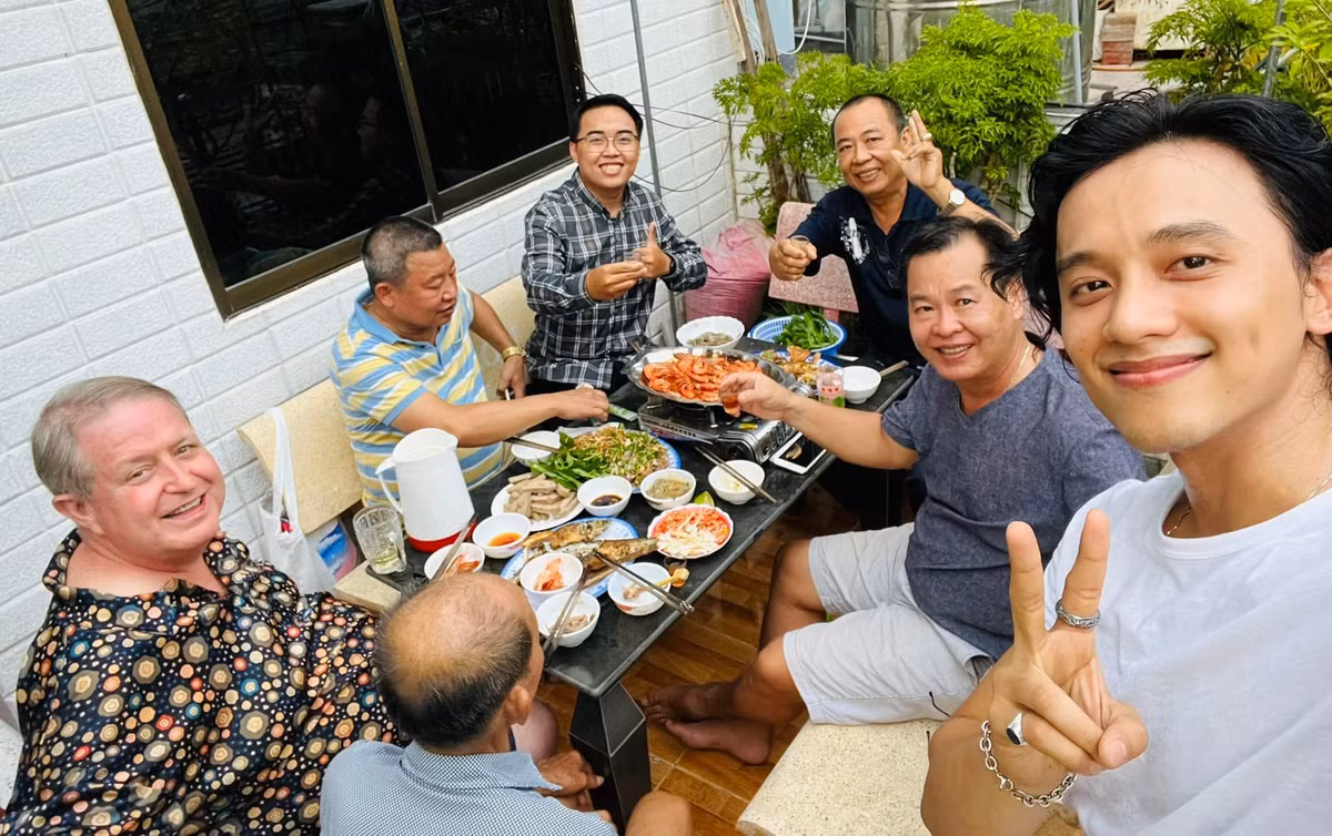 Sao Việt hôm nay 30/1: Mai Tài Phến chú thích ảnh: "Anh Bình Báo cười nhìn hiền hen cả nhà!".