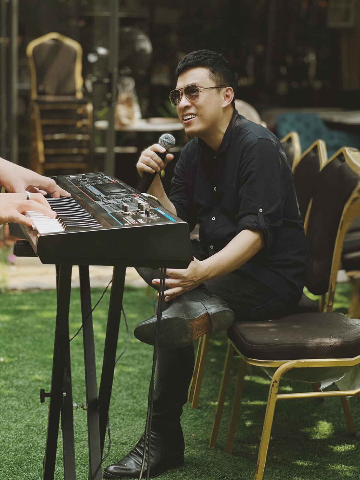 Lam Trường điển trai khi tập nhạc.