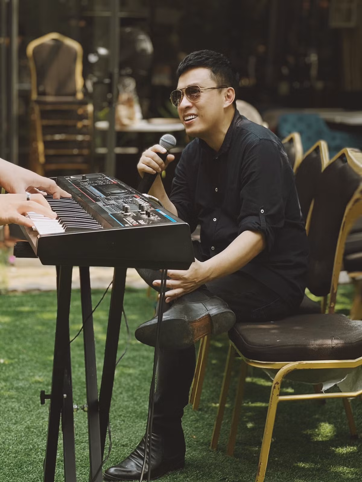 Lam Trường điển trai khi tập nhạc.