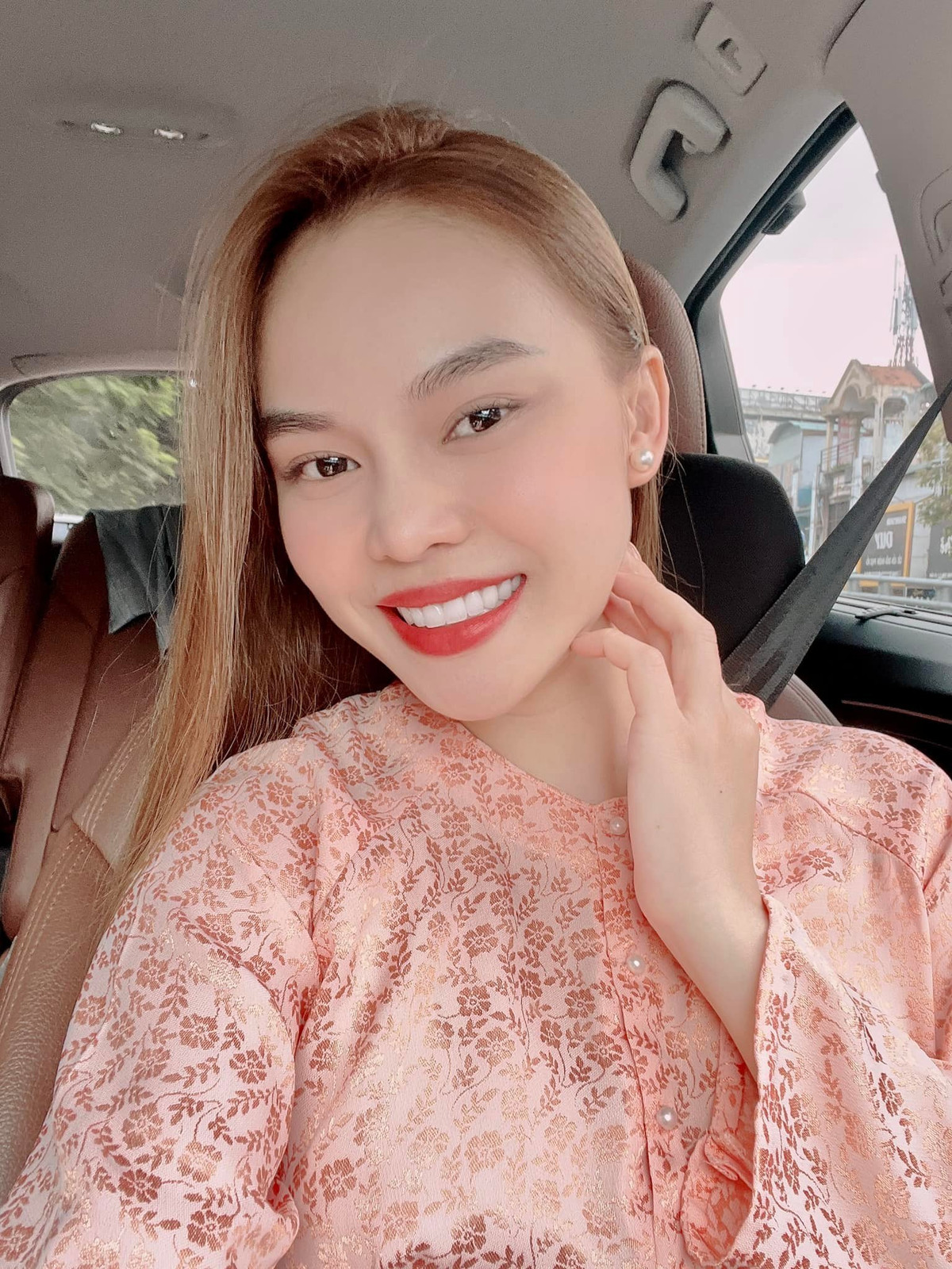 Ca sĩ Giang Hồng Ngọc đi diễn những ngày cận Tết.