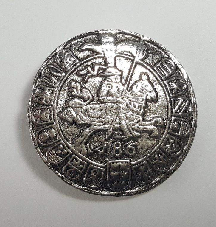 Đồng thaler có khối lượng và đường kính tương đương đồng xu Guldengroschen 29,2g - đồng tiền đang được sử dụng trên khắp khu vực Trung Âu thời ấy.