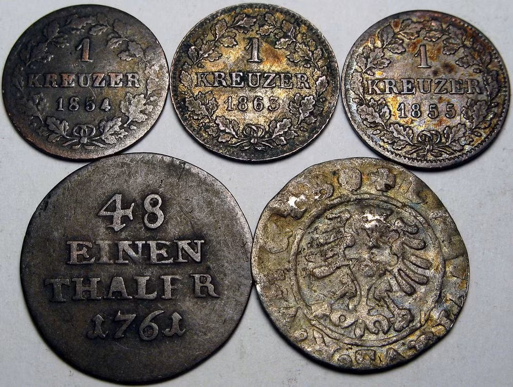 Thời đó châu Âu chưa có đơn vị tiền tệ tiêu chuẩn. Một trong những cách hiệu quả nhất mà những người cai trị có thể khẳng định quyền thống trị là đúc đồng tiền riêng. Đó cũng là điều mà bá tước Schlick đã làm.