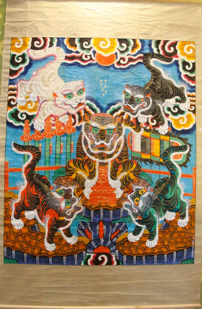 Từ những dáng hổ ngồi, hổ đứng, hổ cưỡi mây đến những ánh mắt, chòm râu, vẻ mặt, cùng khí thế toàn thân đều toát lên sức sống mãnh liệt của loài “chúa sơn lâm”.