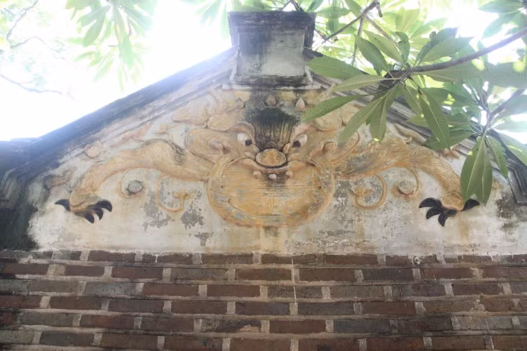 Trong văn hóa tâm linh Việt Nam, hổ phù - một loại bùa hình con hổ - là hình tượng xuất hiện trong trang trí kiến trúc ở nhiều đền chùa cũng như các loại đồ thờ cúng.