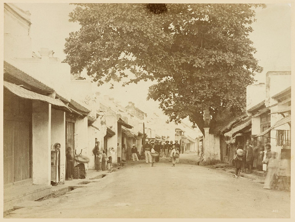 Phố Hàng Bạc trong bức ảnh của bác sĩ Charles-Édouard Hocquard (1853-1911).