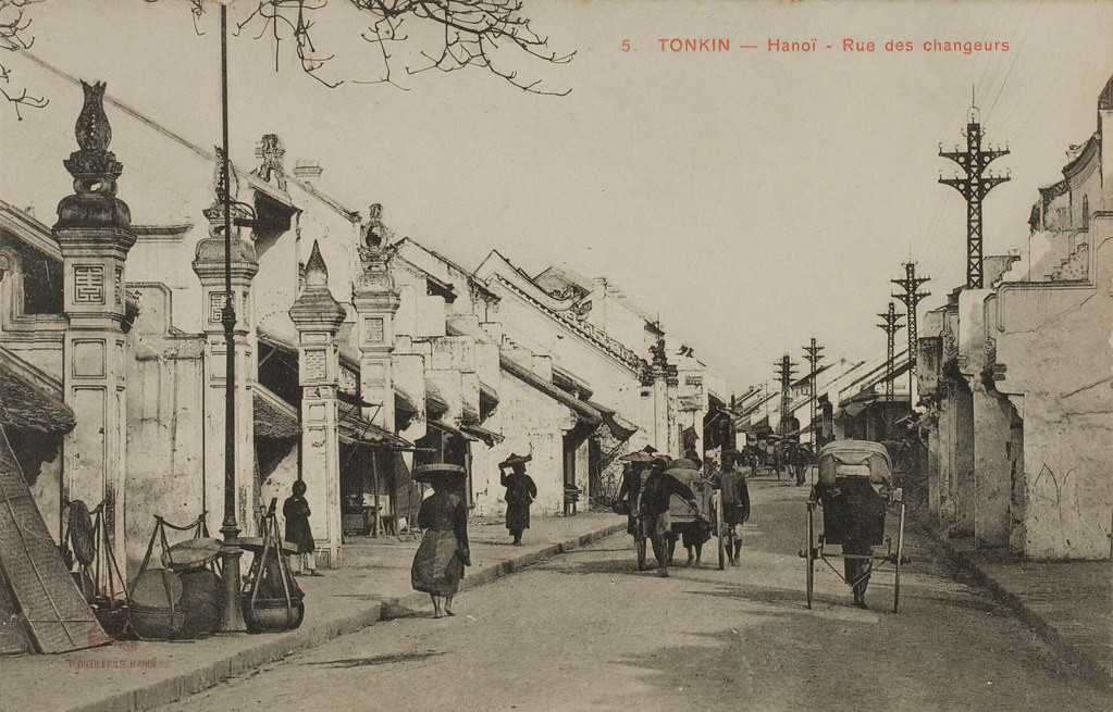  Phố Hàng Bạc trong một bưu thiếp đầu thế kỷ 20. Phố này được người Pháp gọi là "phố của những người đổi tiền" (Rue des changeurs), do có nhiều người làm nghề đổi tiền ở đây.