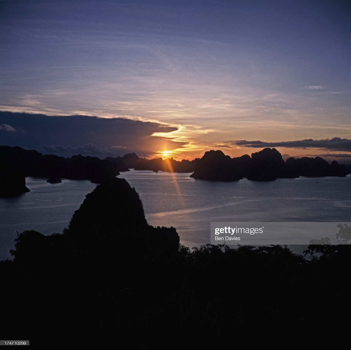 Cảnh hoàng hôn đẹp đê mê trên vịnh Hạ Long.