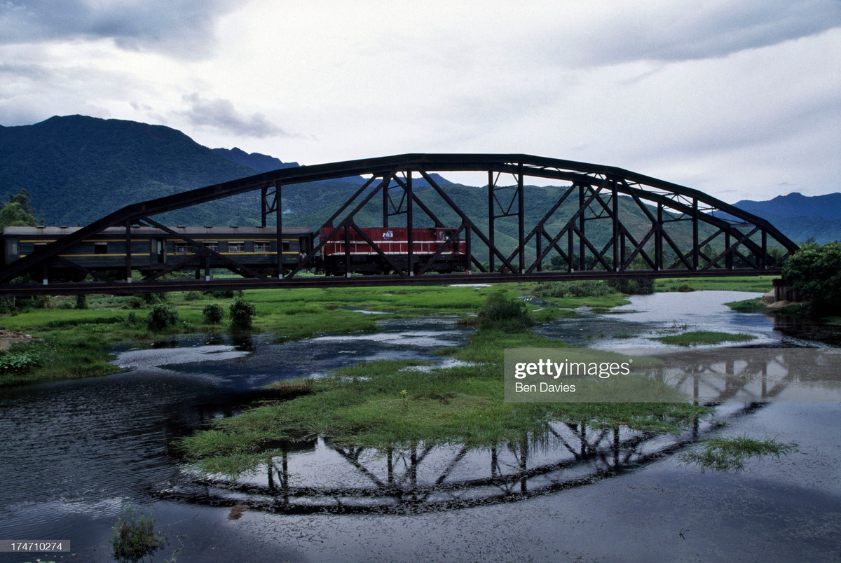 Đoàn tàu chạy qua cây cầu sắt cũ, gần Lăng Cô.