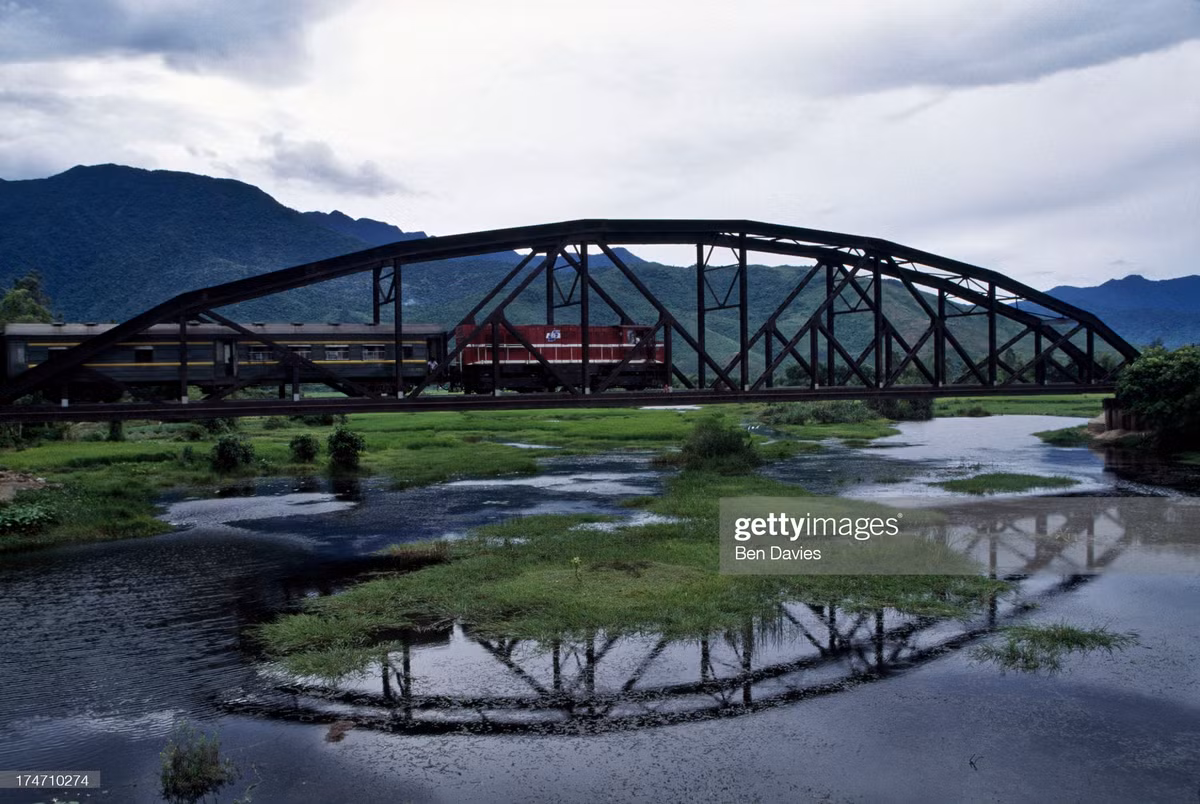 Đoàn tàu chạy qua cây cầu sắt cũ, gần Lăng Cô.