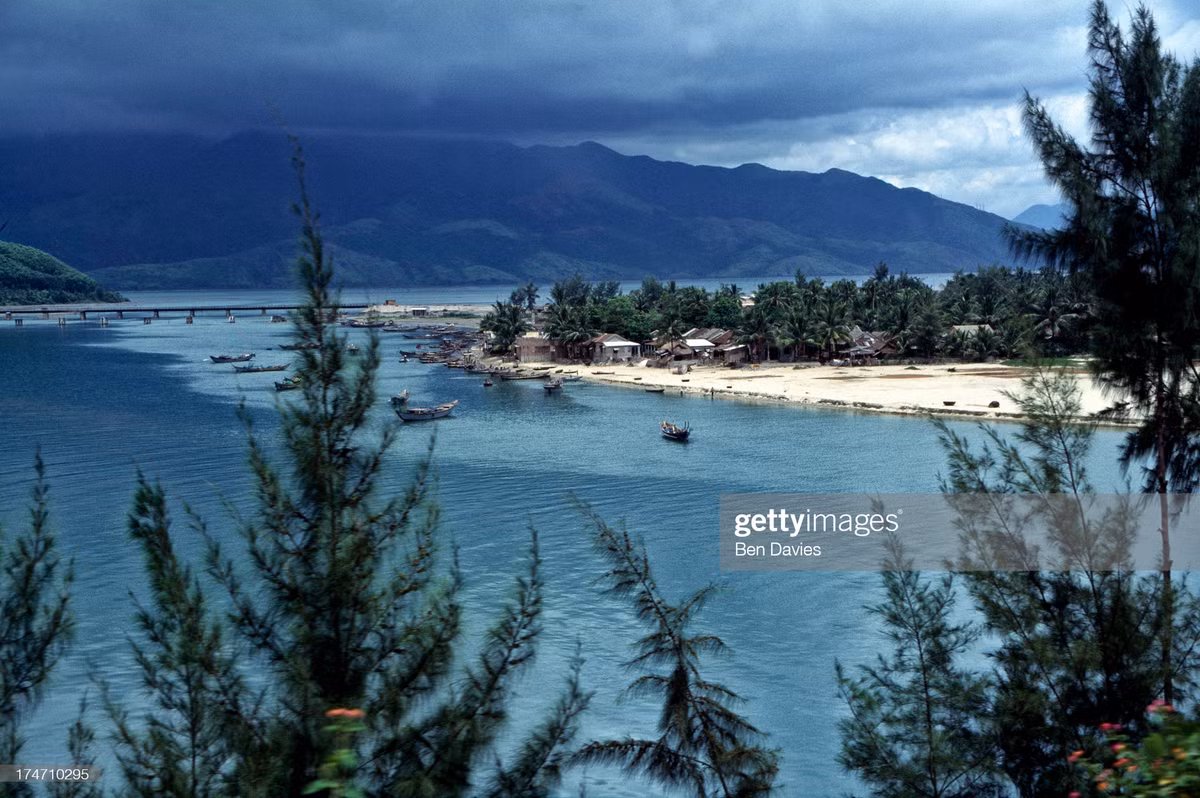 Khu vực cửa biển Lăng Cô nhìn từ đèo Hải Vân (Thừa Thiên Huế), một cảnh đẹp nổi tiếng trên tuyến đường sắt Bắc - Nam.