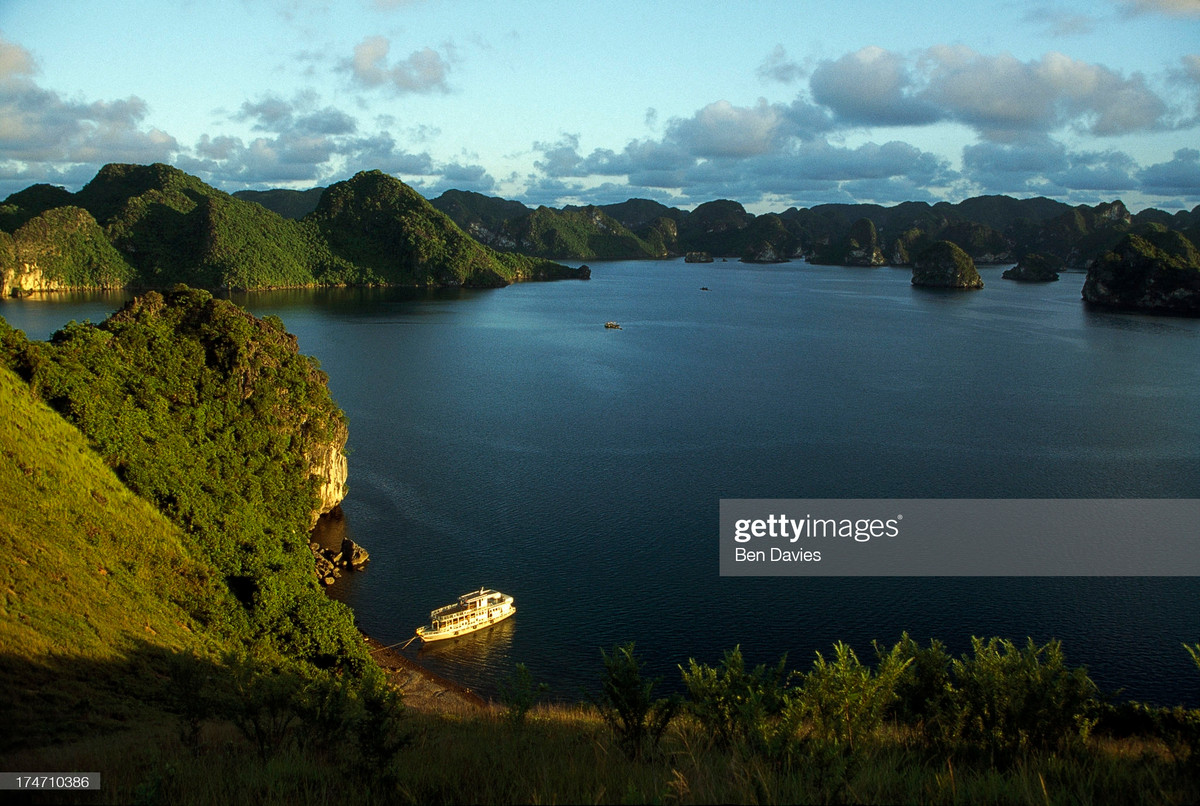 Khung cảnh nhìn từ đỉnh một núi đá ở vịnh Hạ Long, Quảng Ninh, một trong những nơi có cảnh quan thiên nhiên ấn tượng nhất thế giới.