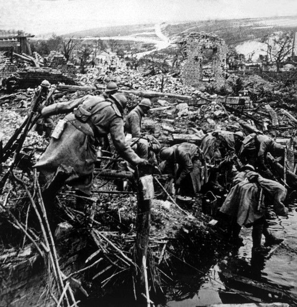 hững cuộc công kích dồn dập từ Đức vào mùa xuân năm 1918 gần như đã đập tan quân đội Anh, tuy vậy cũng đồng thời thúc đẩy việc thành lập một đội quân của lực lượng đồng minh tại Mặt trận phía Tây.