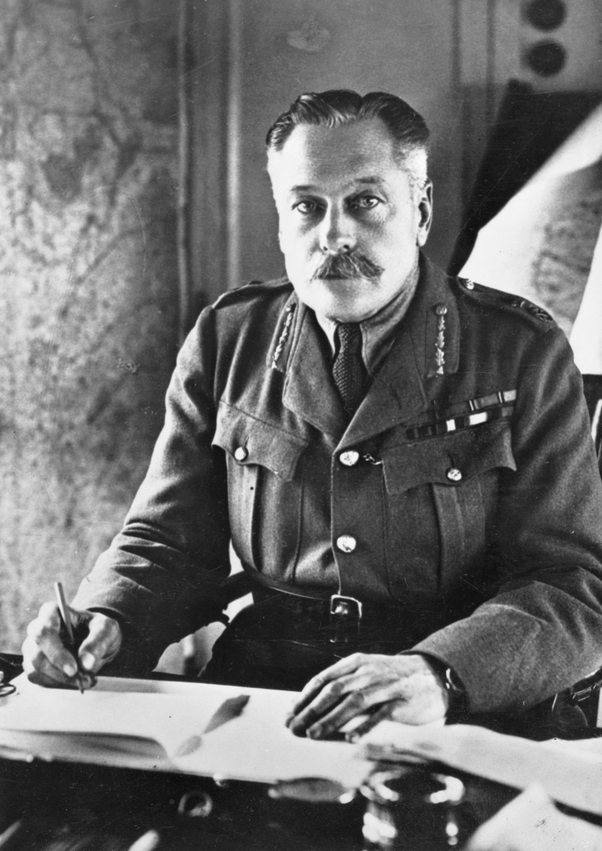 Ngược dòng thời gian, Douglas Haig sinh năm 1861 tại Edinburgh trong một gia đình giàu có kinh doanh rượu whisky. Ông theo học tại Đại học Oxford và năm 1884 học tại Học viện Quân sự Hoàng gia tại Sandhurst.