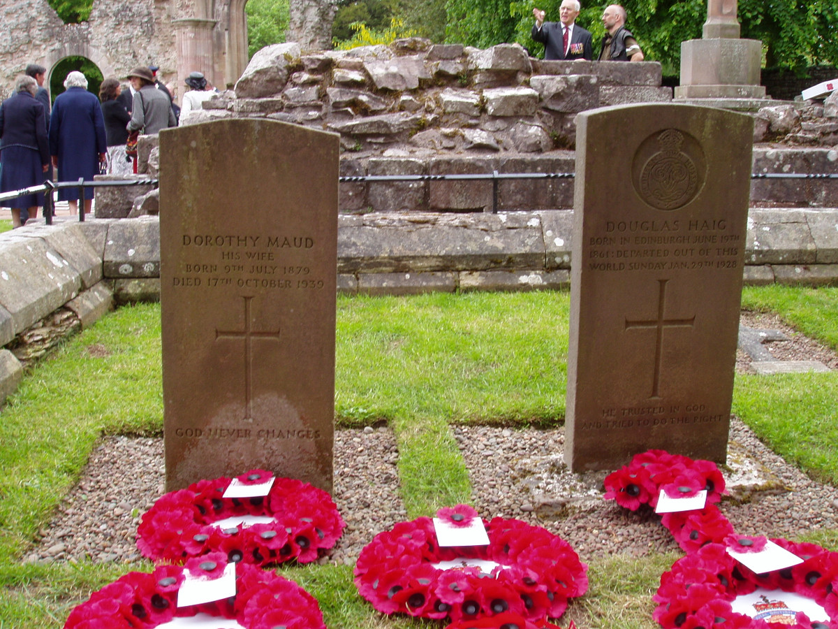 Ông được phong bá tước năm 1919 và qua đời vào ngày 28/1/1928. Cho đến nay di sản quân sự của tướng Douglas Haig thời Thế chiến I vẫn là một chủ đề tranh luận trong thời sử học.