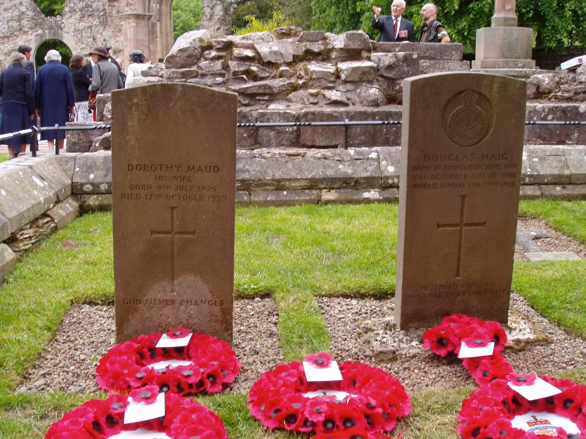 Ông được phong bá tước năm 1919 và qua đời vào ngày 28/1/1928. Cho đến nay di sản quân sự của tướng Douglas Haig thời Thế chiến I vẫn là một chủ đề tranh luận trong thời sử học.