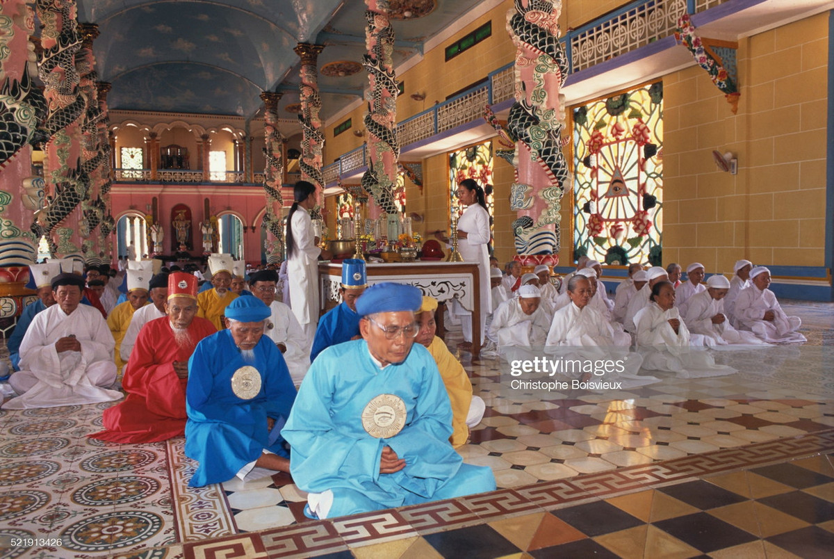 Các vị chức sắc điều hành buổi lễ mặc trang phục màu sắc khác nhau tùy theo phẩm trật.