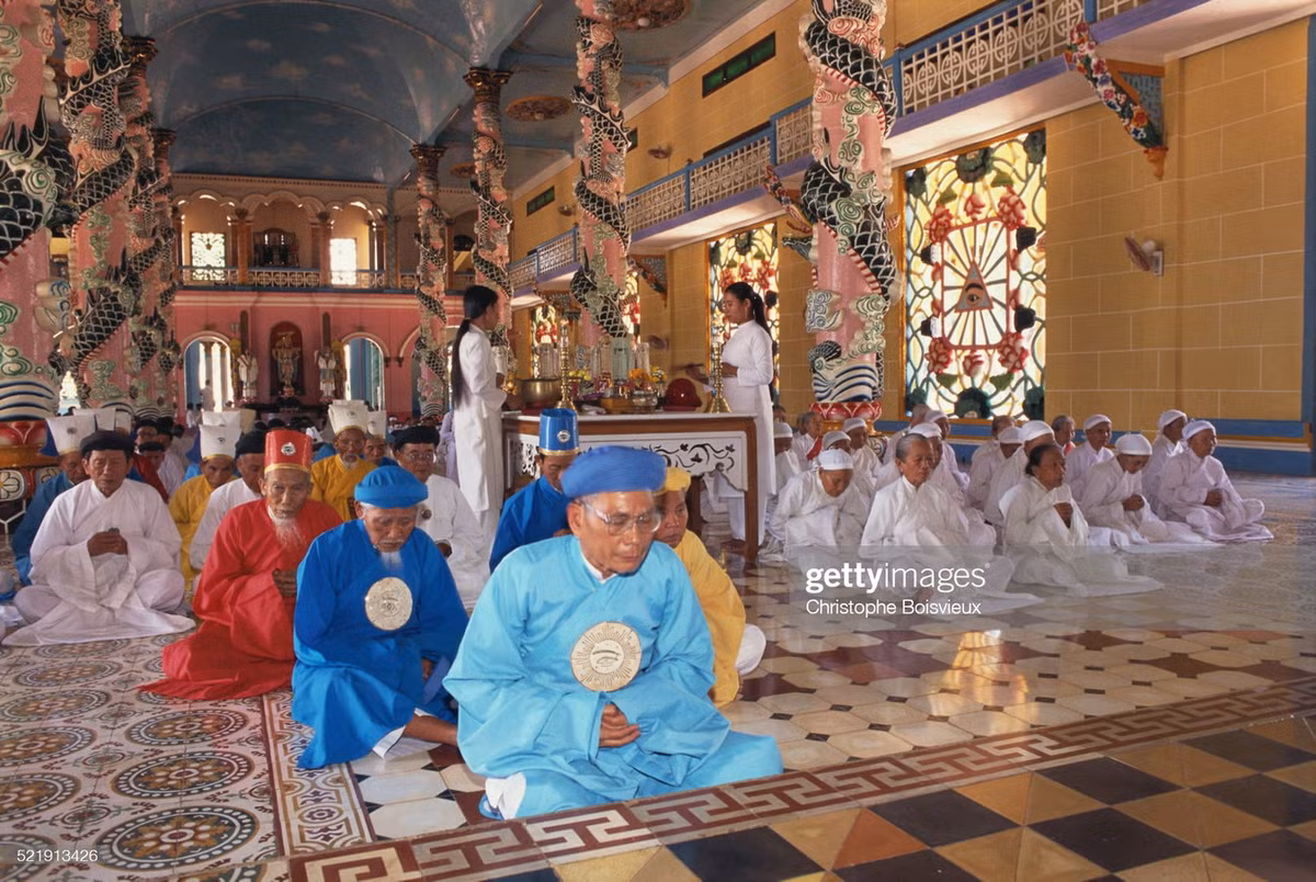 Các vị chức sắc điều hành buổi lễ mặc trang phục màu sắc khác nhau tùy theo phẩm trật.