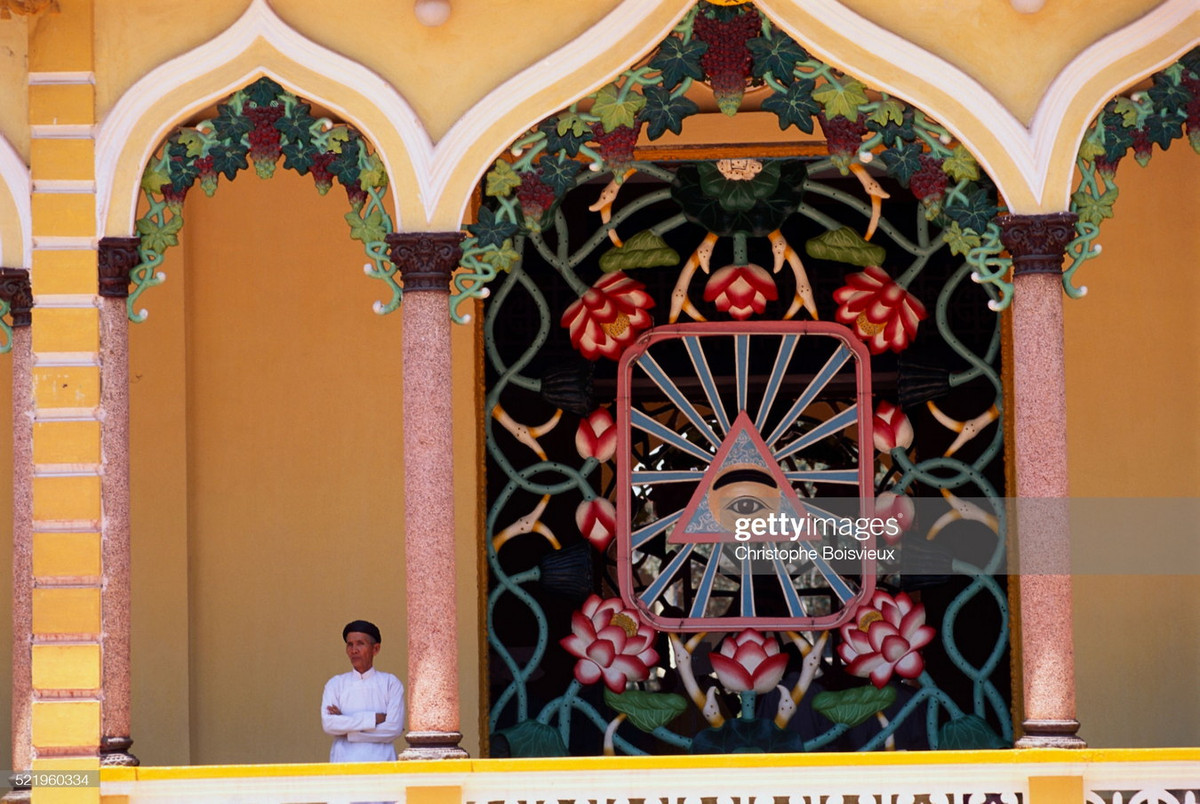 Các ô cửa số lớn của Tòa thánh có hình Thiên Nhãn, một biểu tượng của đạo Cao Đài.