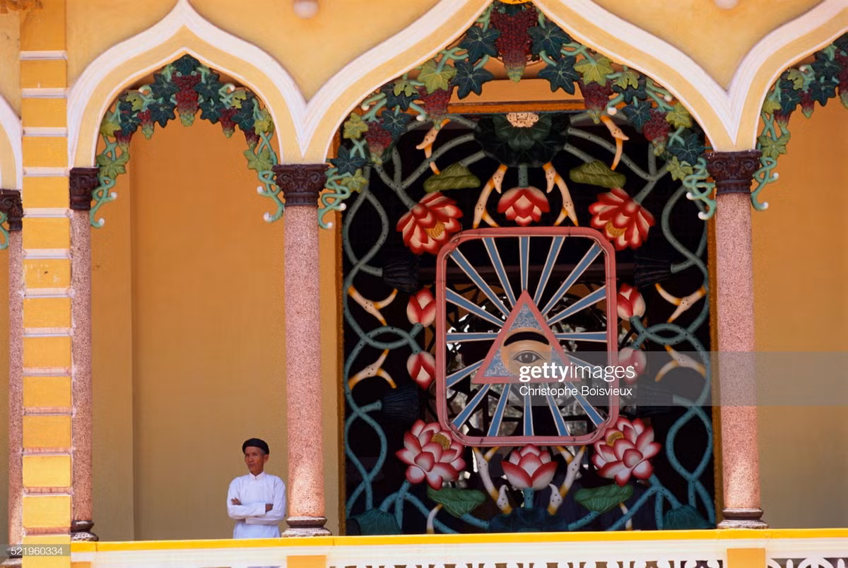 Các ô cửa số lớn của Tòa thánh có hình Thiên Nhãn, một biểu tượng của đạo Cao Đài.