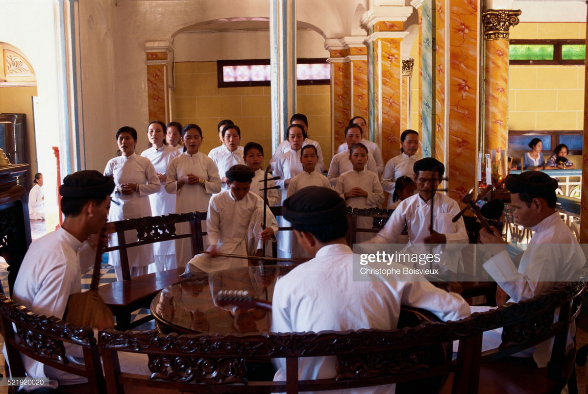 Các nữ giáo dân trẻ tuổi hát thánh ca trên nền nhạc được diễn tấu bằng các loại nhạc cụ truyền thống.