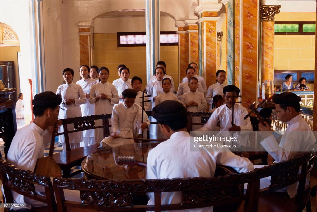 Các nữ giáo dân trẻ tuổi hát thánh ca trên nền nhạc được diễn tấu bằng các loại nhạc cụ truyền thống.