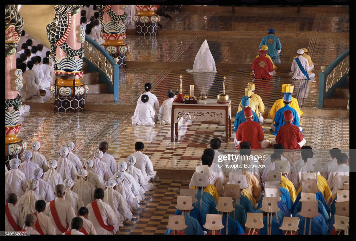 Buổi hành lễ trong Tòa thánh Tây Ninh nhìn từ khán đài trên cao.