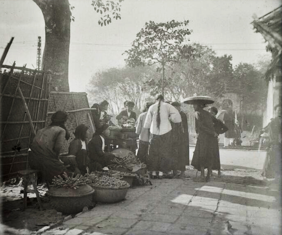 Các hàng quà ở chùa Đồng Quang.