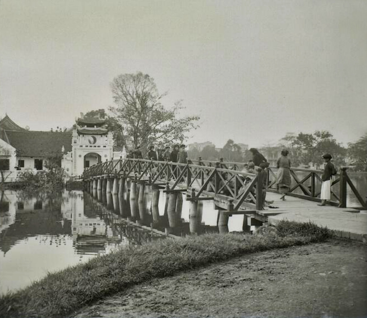 Khung cảnh nhìn từ đầu cầu Thê Thúc.