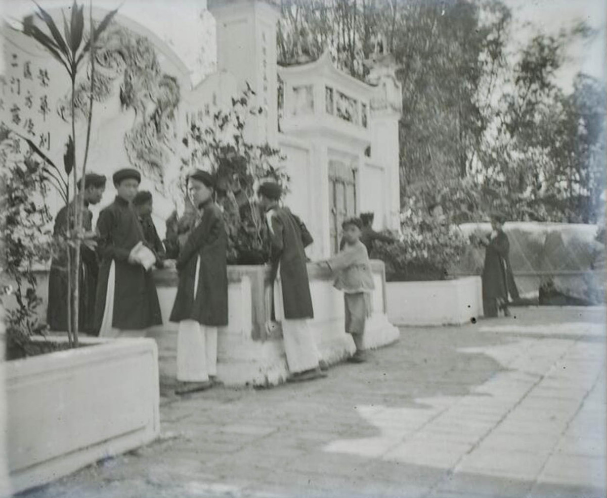 Các thanh niên khăn xếp áo the chỉnh tề viếng chùa Đồng Quang ngày đầu năm mới.