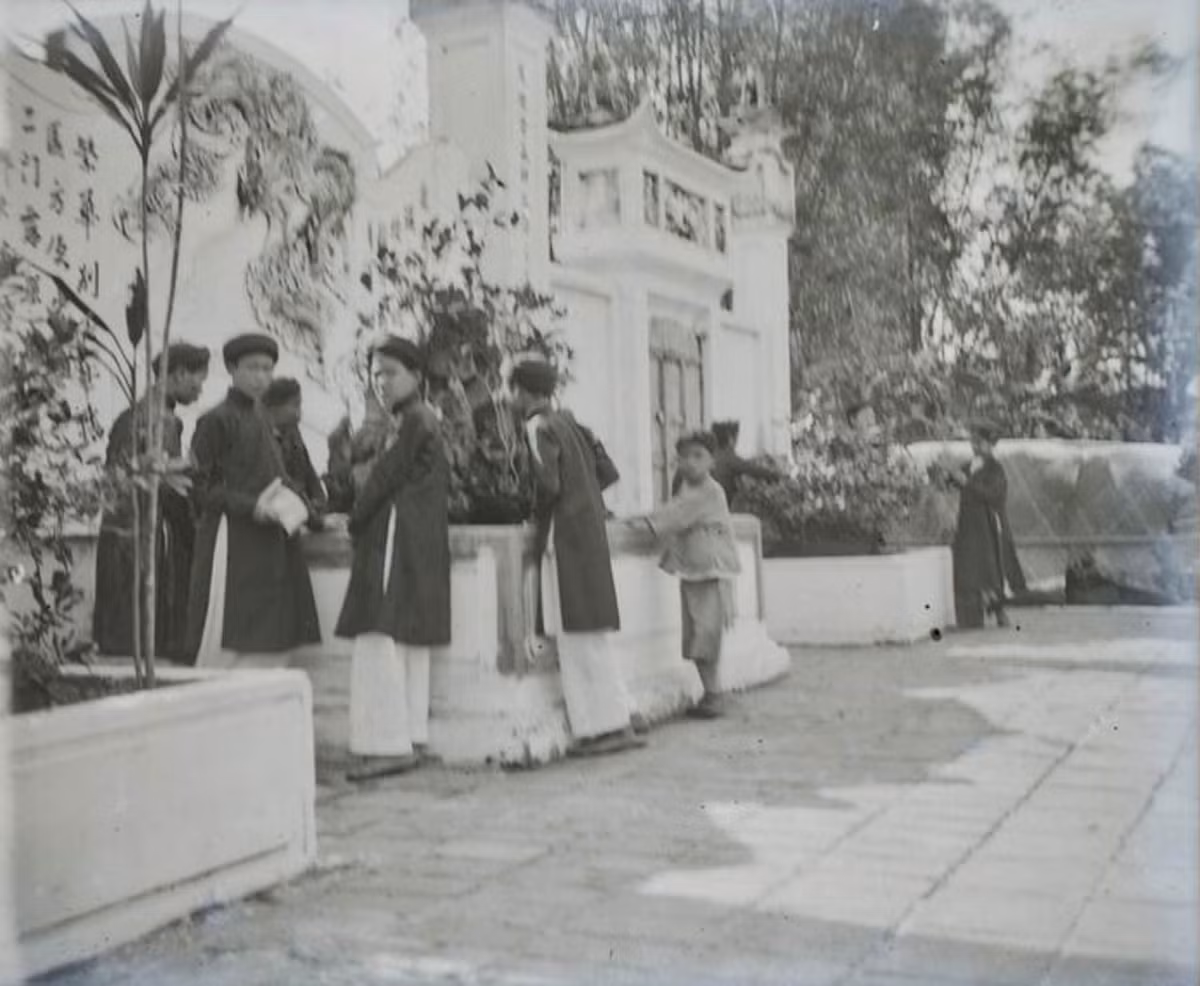 Các thanh niên khăn xếp áo the chỉnh tề viếng chùa Đồng Quang ngày đầu năm mới.