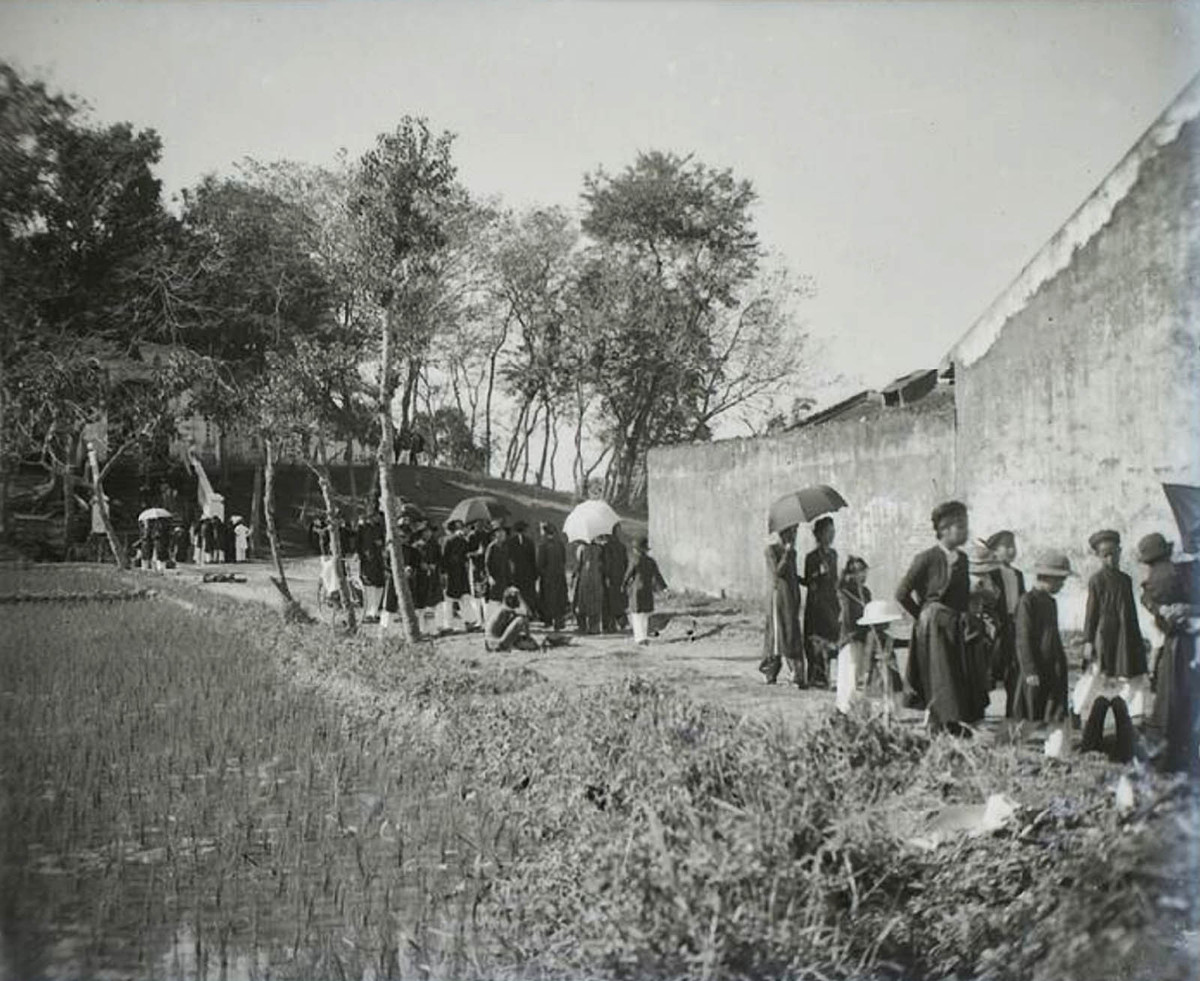 Người hành hương đổ về chùa Đồng Quang ở tỉnh Hà Đông (nay nằm ở số 119 Tây Sơn, quận Đống Đa, Hà Nội) trong dịp Tết 1928. Phía xa là gò Đống Đa.