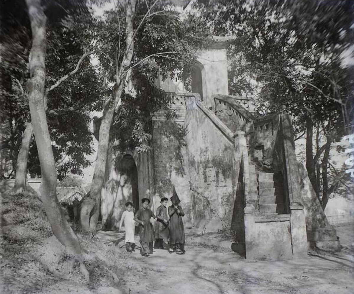 Nhóm thiếu nữ mặc trang phục truyền thống đi qua Trung Liệt Miếu ở gò Đống Đa.