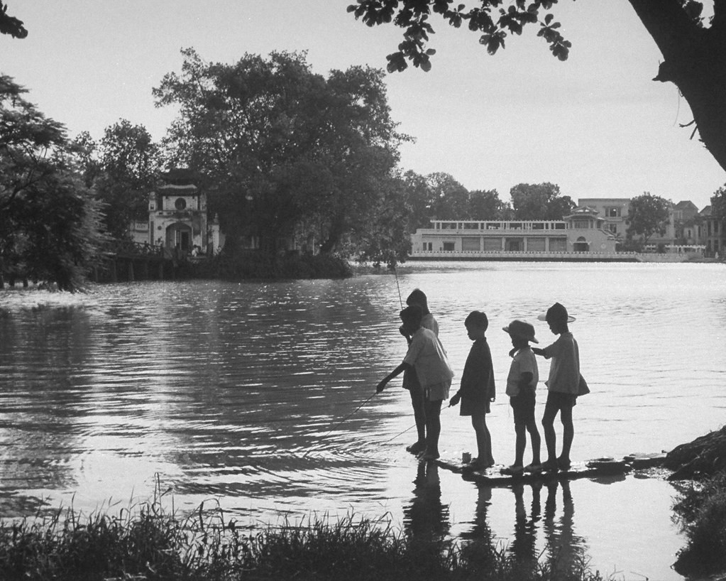Trẻ em câu cá bên bờ hồ Gươm năm 1948, hậu cảnh là đền Ngọc Sơn (bên trái) và nhà Thủy tạ (bên phải).