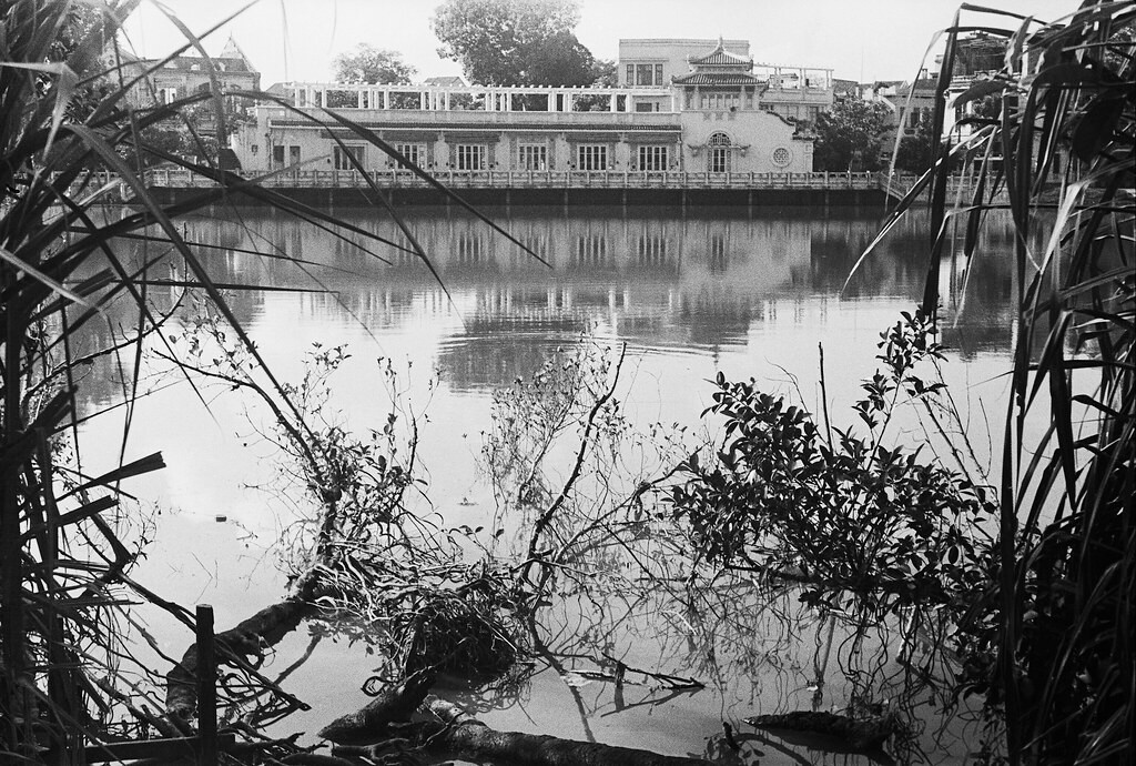 Nhà Thủy tạ năm 1954, nhìn từ đền Ngọc Sơn.