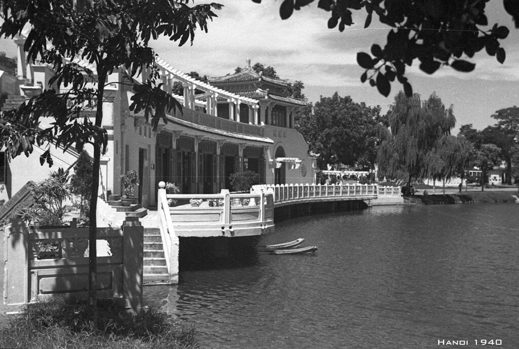 Nhà Thủy tạ hồ Gươm năm 1940, ảnh của nhiếp ảnh gia Mỹ Harrison Forman..