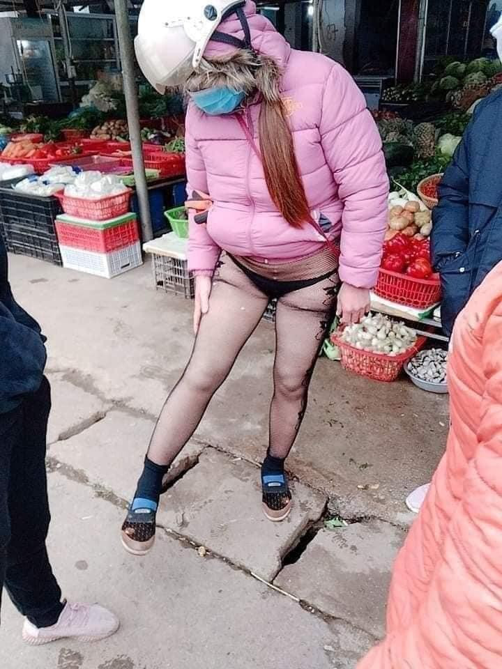 Chi gai an mac tren dong duoi 