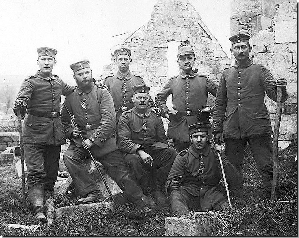 Thế chiến I là cuộc chiến tranh đầu tiên mà khí độc được con người sử dụng trên quy diện rộng. Trong cuộc chiến này, vào tháng 10/1914, quân Đức đã bằn đạn pháo gắn hộp hơi cay vào đối phương ở Neuve Chapelle, Pháp, nhưng không mấy hiệu quả.