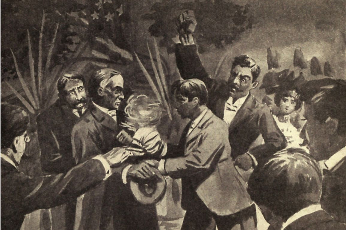 Czolgosz cố gắng bắn một viên đạn thứ ba vào vị Tổng thống đã bị thương khi các sĩ quan phụ tá vật anh ta xuống đất.