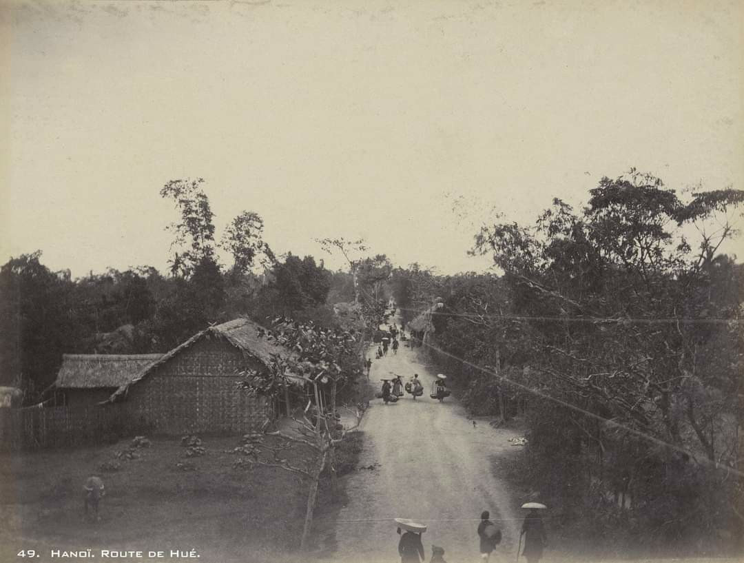 Một đoạn Phố Huế năm 1899 với diện mạo một con đường nông thôn điển hình.