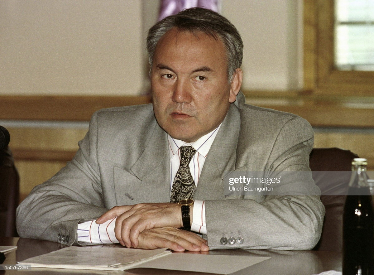 Chân dung ông Nursultan Nazarbayev, Tổng thống Kazakhstan thời điểm năm 1993. Ông cầm quyền từ khi Liên Xô sụp đổ năm 1991 đến năm 2019. Trong năm đó, thành phố Astana - thủ đô của Kazakhstan từ năm 1997 - được đổi tên thành Nursultan.