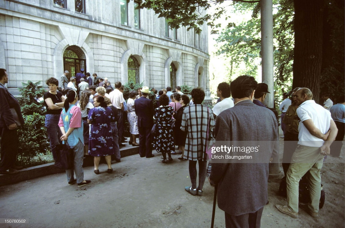 Người gốc Đức muốn hồi hương tập trung trước Đại sứ quán Đức ở Almaty.